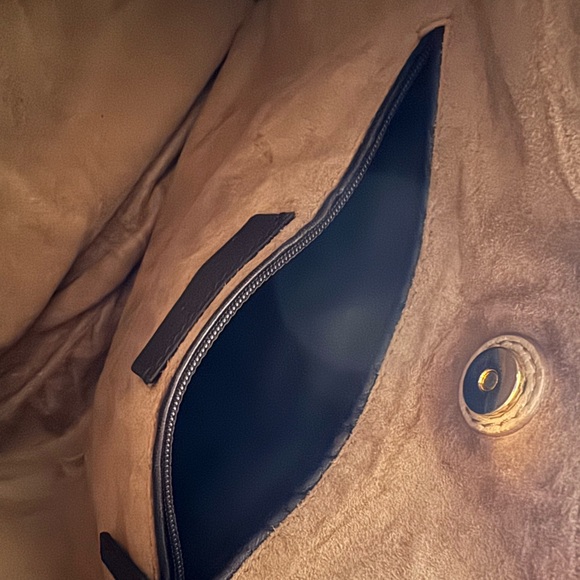 Yves Saint Laurent Calfskin slouchy hobo bag. Buttery soft leather - Picture 4 of 5